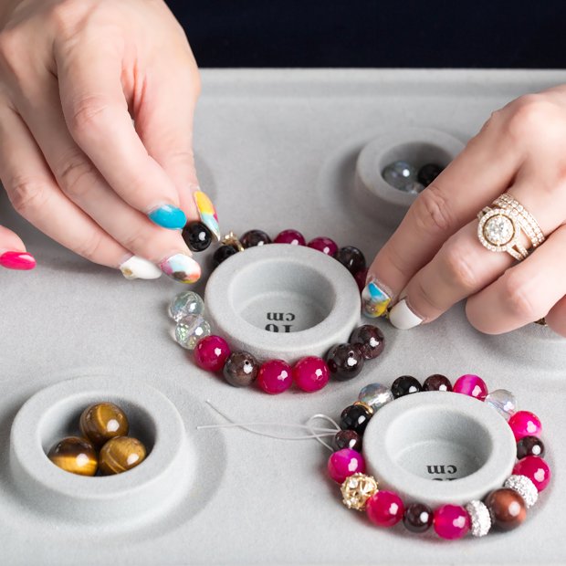 ブレスレット　切れてます！！ パワーストーンのブレスレットが切れたときの意味は？修理方法も